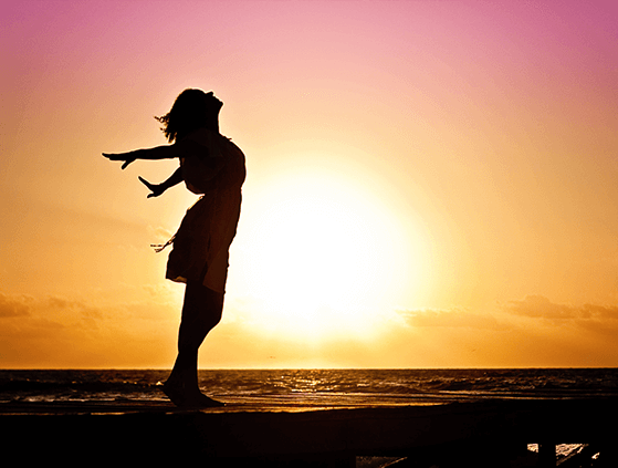 Silueta ženy u moře při západu slunce - INNOIT blog